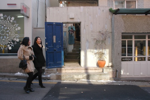 Two ladies on a street off Garousugil. Two ladies on a street off Garousugil.