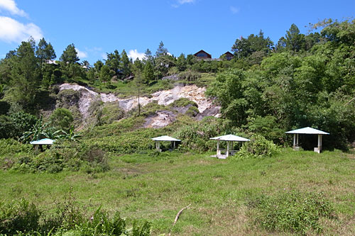 Fumerols and the unkempt park at Lake Linow. Fumerols and the unkempt park at Lake Linow.