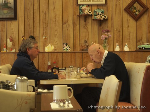 Karen's Kitchen in Palmdale is real popular with the locals. Karen's Kitchen in Palmdale is real popular with the locals.