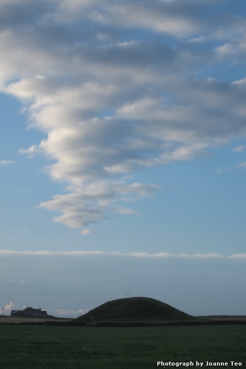 A cloud points at the mound of Maeshowe. A cloud points at the mound of Maeshowe.