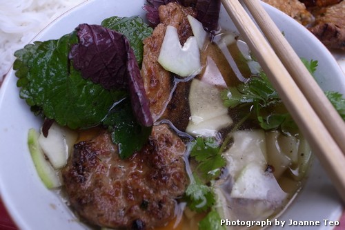 20130224-061459_R0016849 Everything mixed up in Bun Cha.