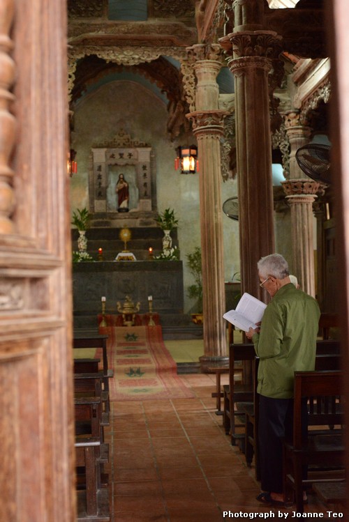 20130228-052047_JTJ_2382 Man praying in the cathedral at Phat Diem.
