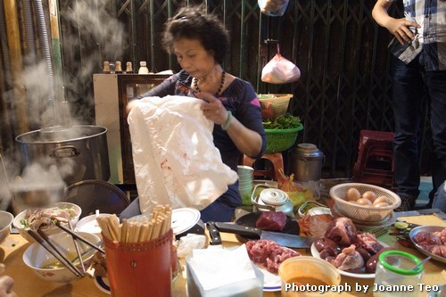 20130228-122835_R0017144 Hanoi Pho seller looking through money bag.
