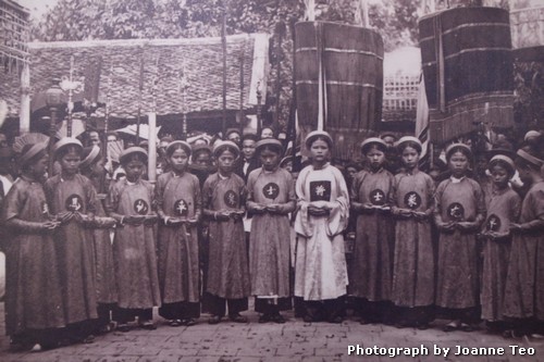 20130301-042059_R0017167 Photo of human chess pieces.