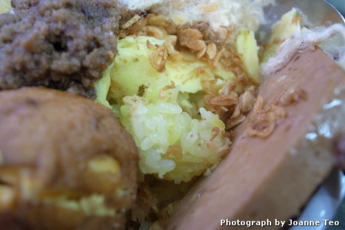 20130301-102207_R0017209 Xoi Detail - glutinous rice topped with a bean paste with spam-like substance.