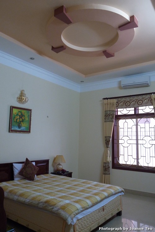 20130305-085444_R0017744 Meo Vac hotel room.