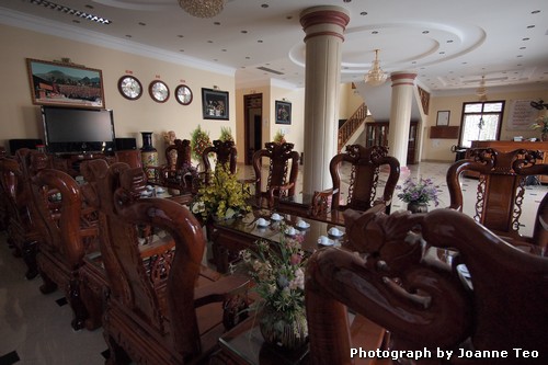 20130305-090924_P3053056 Meo Vac hotel lobby.