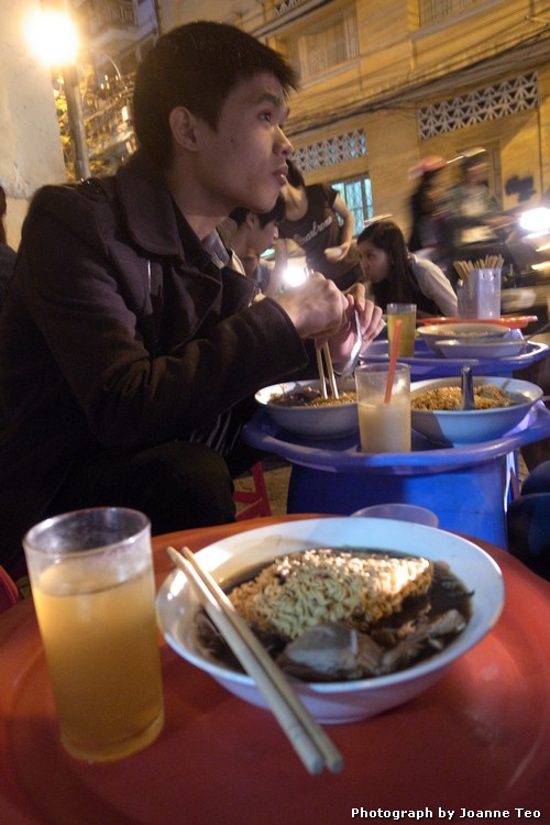 20130309-112308_R0018051 Mien Ga foreground with diner at next "table".