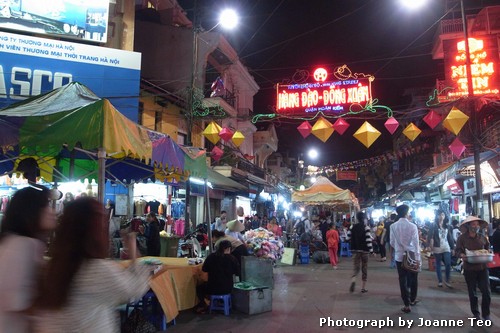 20130309-114250_R0018055 Street market on weekends.