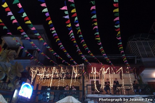 20130309-134243_R0018098 People watching street market below.