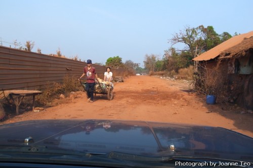 Dusty roads all over at Chong Sa Ngam.